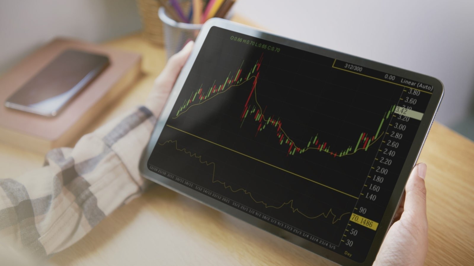 businesspeople-working-forex-trading-stock-finance-accoun-scaled-1600x900-min